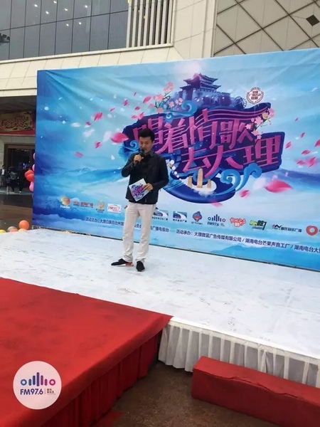 路飛冒雨主持，心中火熱的根本不需要雨傘啦！