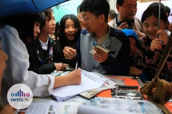 現(xiàn)場(chǎng)觀眾被臺(tái)上的浪漫氣氛感染，紛紛報(bào)名參加現(xiàn)場(chǎng)表白。