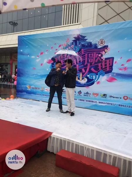 這位男士向遠(yuǎn)在家鄉(xiāng)的妻子隔空表白，勇氣真是大大的，您對(duì)妻子的愛，已經(jīng)超越萬水千山。