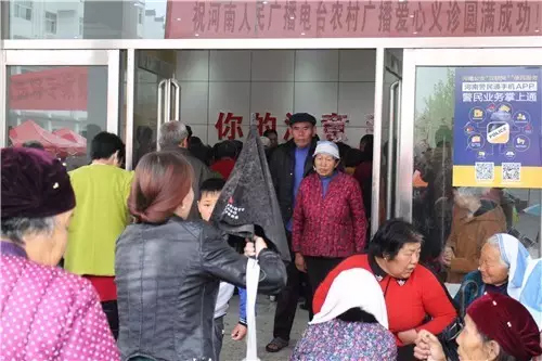 現(xiàn)場真是的人山人海，只能用太火爆三個字形容了！