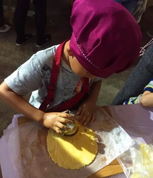 在爸爸媽媽的陪同下，親手制作餅干