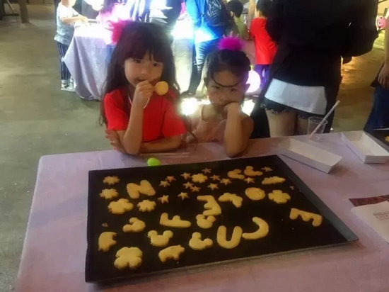 烤制好的餅干，發(fā)揮想象力，畫上美麗的圖案