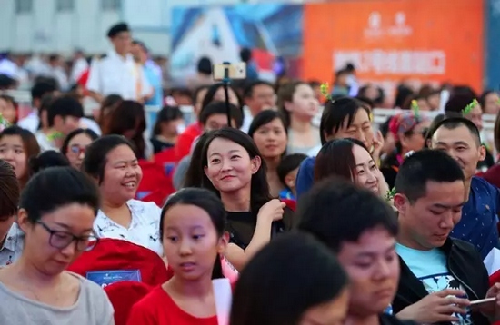 正是你們的笑容，才讓我們有了繼續(xù)前行的動力，哪怕風(fēng)雨兼程。