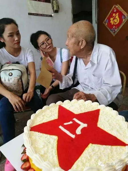 二姐們認(rèn)真聽(tīng)老兵講抗戰(zhàn)的故事，老人年事已高，記憶都是轟炸！轟炸！轟炸！