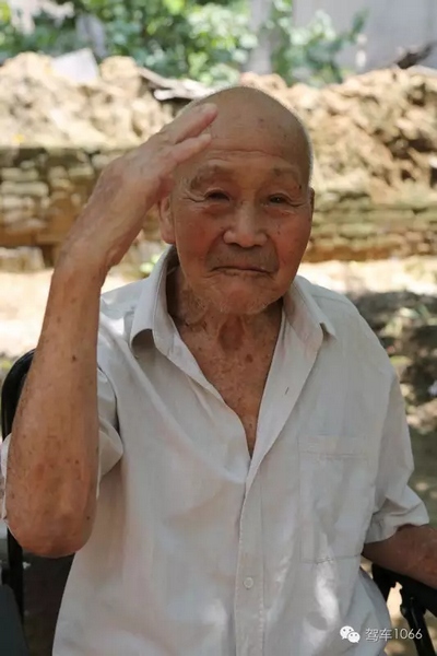老兵身子骨不行了，九十多歲了……也許軍禮不那么標(biāo)準(zhǔn)了，但是這一幕還是感動(dòng)到了我們……