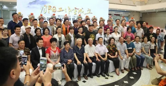 諸多藝術(shù)家和社會(huì)各界人士以及唐派弟子、戲迷到場(chǎng)祝賀