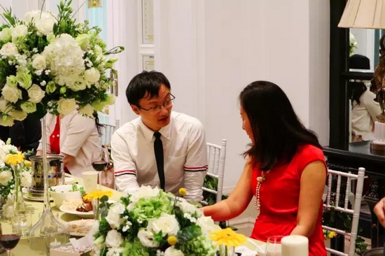 這種熱烈的氣氛，一直延續(xù)到飯桌上。