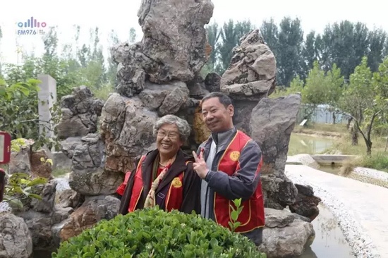 爺爺奶奶叔叔阿姨被盛運(yùn)莊園的景致吸引，紛紛拍照留影