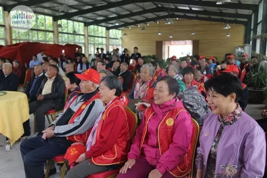 臺(tái)上展風(fēng)采，臺(tái)下笑開懷