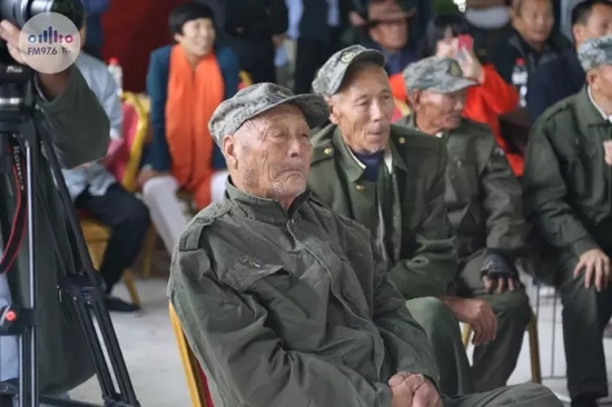 臺(tái)上展風(fēng)采，臺(tái)下笑開懷