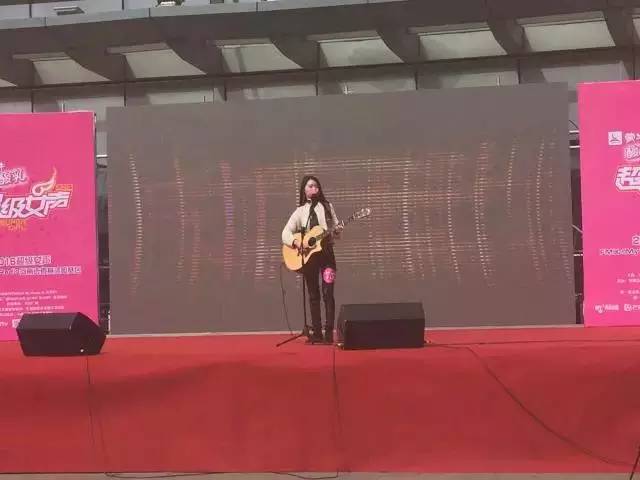 第一位自彈自唱的女生，魅力無法阻擋！