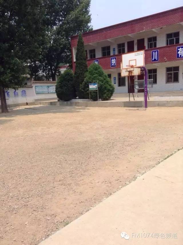 學(xué)校面積不大，只有一棟教學(xué)樓。