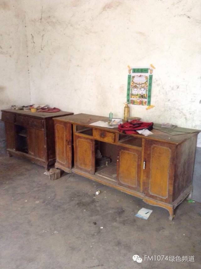 走訪另一個(gè)貧困家庭，進(jìn)去之后才知道什么是真正的一貧如洗、家徒四壁。