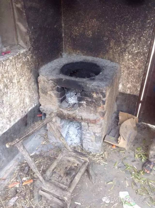 走訪另一個(gè)貧困家庭，進(jìn)去之后才知道什么是真正的一貧如洗、家徒四壁。