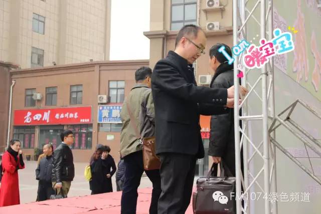 寒江副總監(jiān)親力親為，事無巨細(xì)。偶像真是暖暖惹人愛呢！