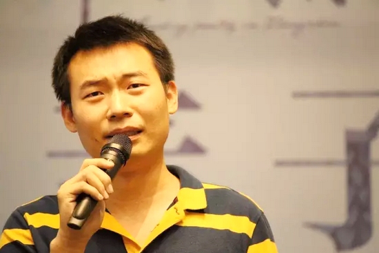 他，是一名消防員，同時(shí)也是聲音的愛好者。