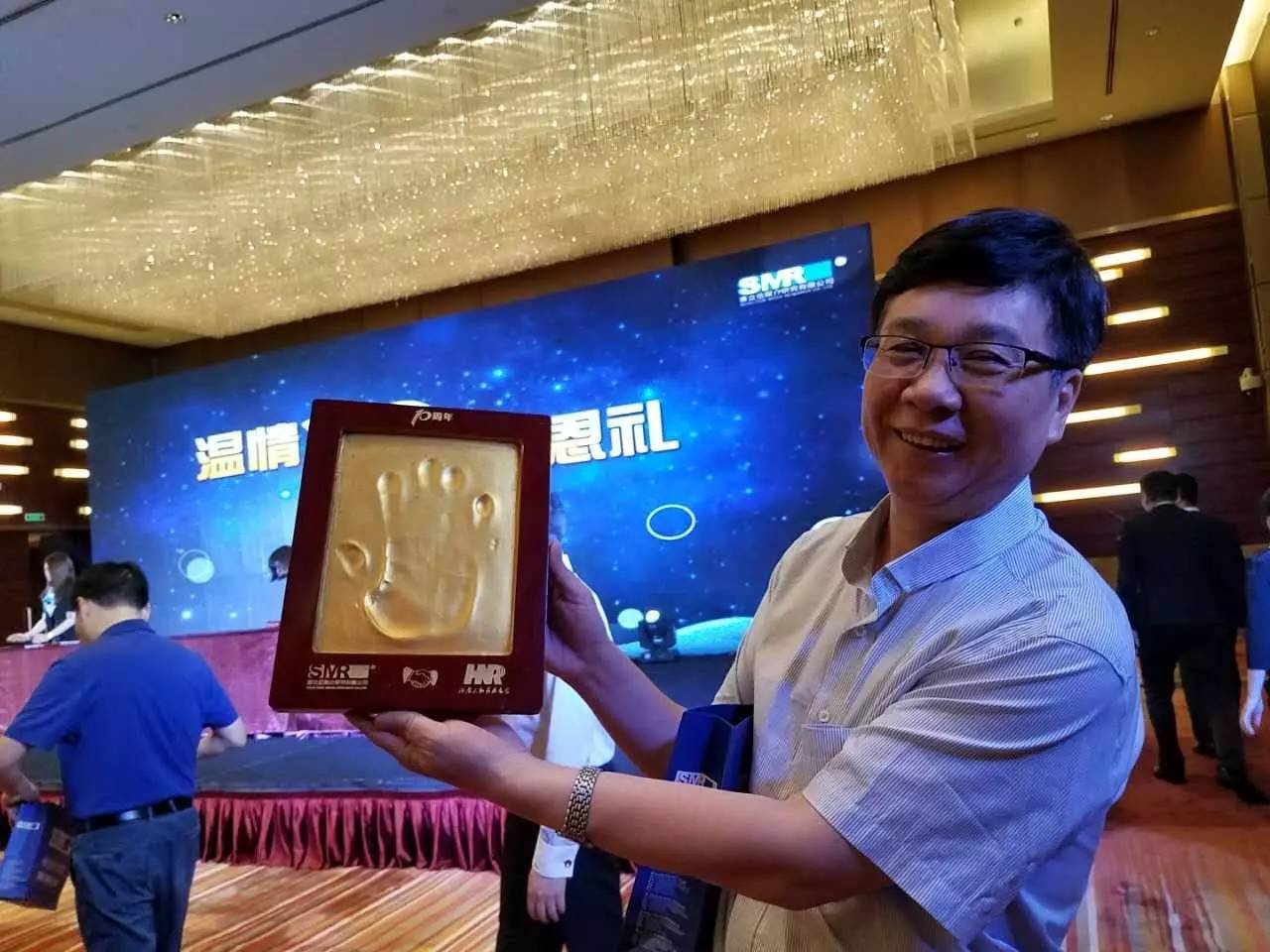 河南電臺副總編輯，宣傳協(xié)調(diào)中心主任高鐵軍先生代表河南廣播電視臺為慶賀賽立信成立20周年送上“手印”圖