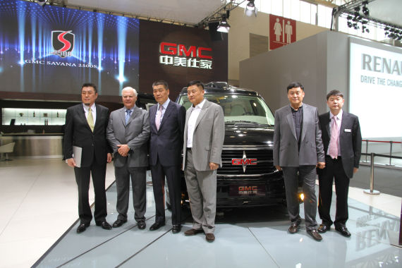 北京國際車展上，全新GMC S系列頂級商務(wù)車在亞太區(qū)首發(fā)。圖為企業(yè)領(lǐng)導(dǎo)與新車合影。