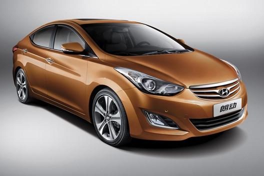 　　北京現(xiàn)代朗動分別搭載1.6L和1.8L兩種發(fā)動機(jī)，共7款車型。“流體雕塑”設(shè)計理念持身的朗動看上