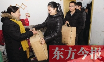 昨天下午，多位東方今報(bào)愛(ài)心讀者前往鄭州市困難戶家中贈(zèng)送棉被