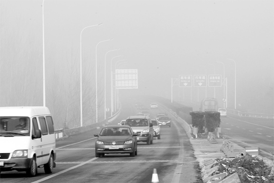 最近能見度不佳的天氣，給駕車上高速的車主提出了更多的要求