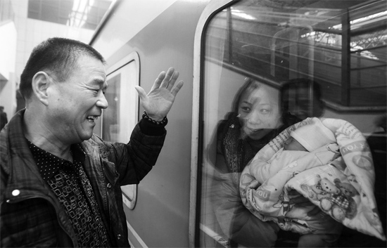 車要開了，史振星揮手向女兒懷中的外孫告別。女兒帶著剛剛出生43天的孩子，要到千里之外湖南的婆婆家過新