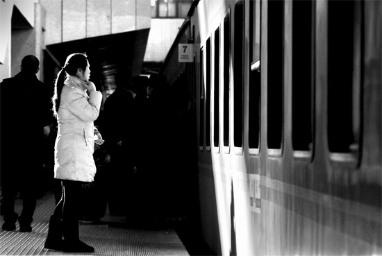 春運大潮中，這樣難舍難分的身影總不時閃現(xiàn)在站臺上和廣場中