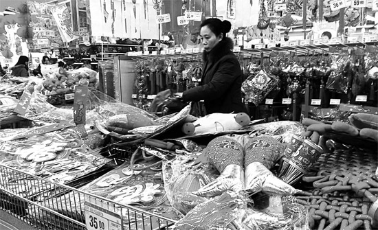 超市里，和春節(jié)相關(guān)的商品被擺放到了十分顯眼的位置