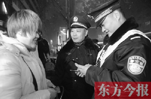 鄭州市公安局金水路分局黃柏仁局長(中)帶領(lǐng)民警夜間在轄區(qū)巡邏 鄭州市公安局金水路分局黃柏仁局長(中)帶領(lǐng)民警夜間在轄區(qū)巡邏