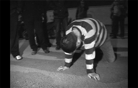 昨日凌晨，鄭州市化工路西段，渾身酒氣的男子出盡洋相