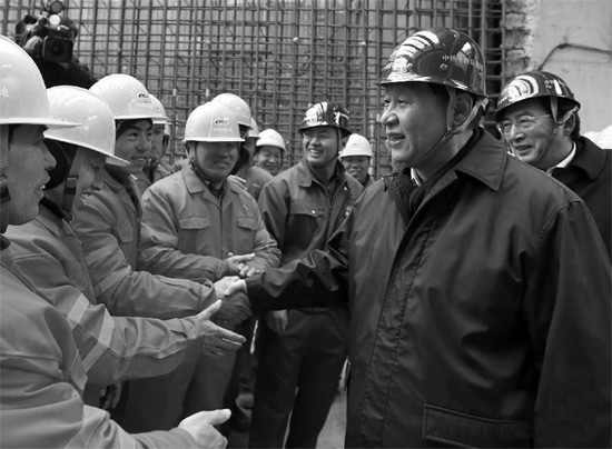 除夕前一天，習(xí)近平到北京地鐵8號(hào)線南鑼鼓巷站施工工地慰問農(nóng)民工和技術(shù)人員