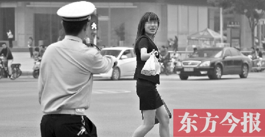 一名女子闖紅燈，并且躲避交警的處罰