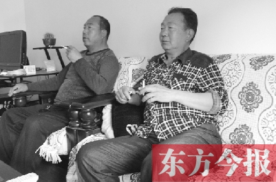 吳四輩和張年學(xué)在家聊天，談?wù)撋稌r候能去上班