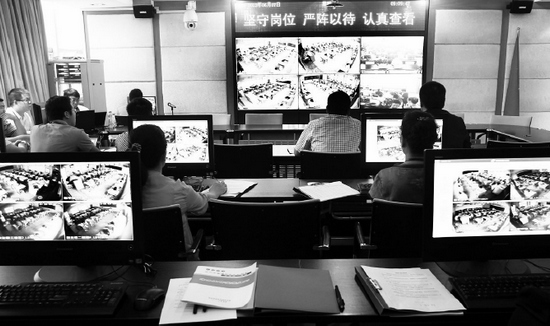 2013年高考首日，鄭州市國(guó)家考試考務(wù)指揮中心內(nèi)，工作人員通過(guò)監(jiān)控器遠(yuǎn)程監(jiān)考