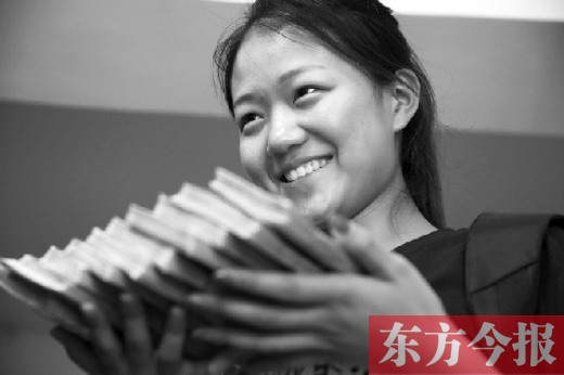 昨天，大一女生周文靜把10萬(wàn)元現(xiàn)金還給了失主