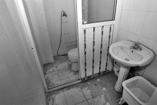 不僅周邊設(shè)施齊全，鄭州公租房室內(nèi)設(shè)施也齊全。圖為剛安裝好的衛(wèi)浴設(shè)施