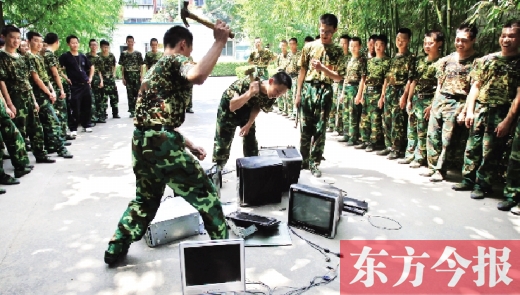 為了讓孩子表達戒除網(wǎng)癮的決心，學(xué)校組織孩子親手砸毀電腦