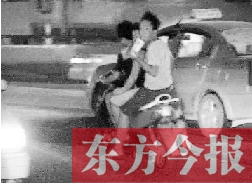 盡管剛剛發(fā)生摩托車車禍，現(xiàn)場很快又現(xiàn)載人摩托車疾馳
