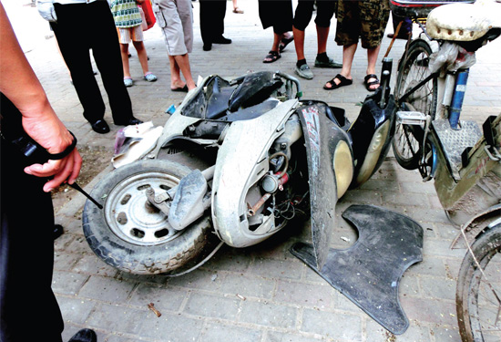 8月3日，棉紡路與六廠前街交叉口附近一輛水泥罐車突然爆胎，路邊一輛電動車被沖擊波震翻報廢