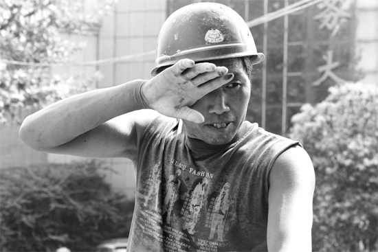 昨日，濟(jì)源市市政工人王紅旗在揮汗工作