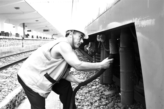 昨日，商丘火車站給水員在烈日下工作