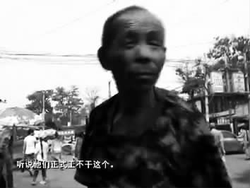 視頻中的男子面對(duì)鏡頭發(fā)泄心中的不滿：不合理，明擺著剝削人