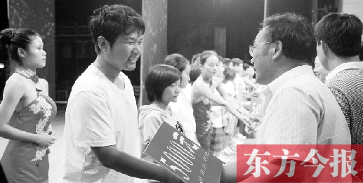 8月25日，河南電視臺8號演播廳，寒門學(xué)子每人拿到了5000元助學(xué)金