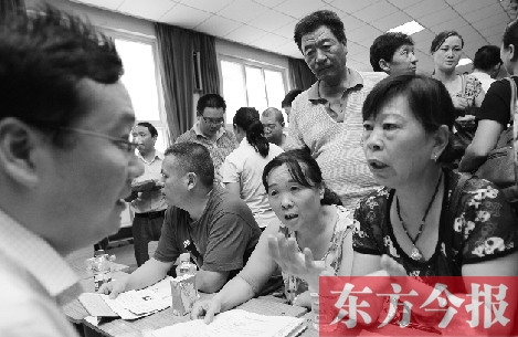 帶著孩子小升初的諸多疑問，眾多家長(zhǎng)（右）向教育部門咨詢