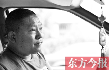 鄧太和帶父親去看病，兩天都沒打開過出租車后備廂