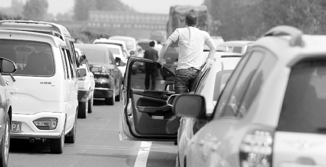 10月7日下午，寧洛高速漯河至商水段，因車禍發(fā)生擁堵