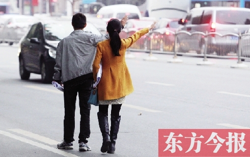 昨日下午5時(shí)30分，鄭州市花園路口公交站，一對(duì)青年正焦急等車