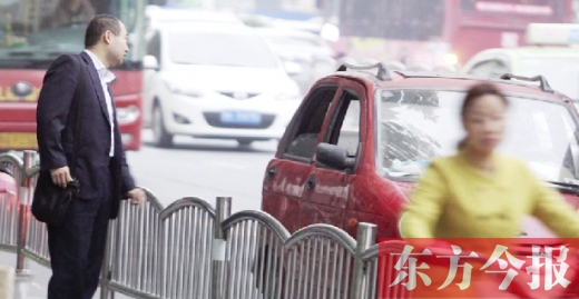 昨日下午5點40分，一男子久久未等到出租車，一輛“黑三輪”車主便和他搭訕