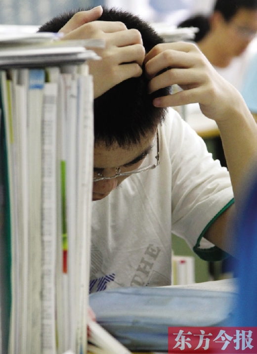 一位高三學生在復習功課 東方今報記者 沈翔 攝