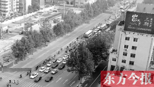 圍擋設置首日，人們騎車緩慢通行